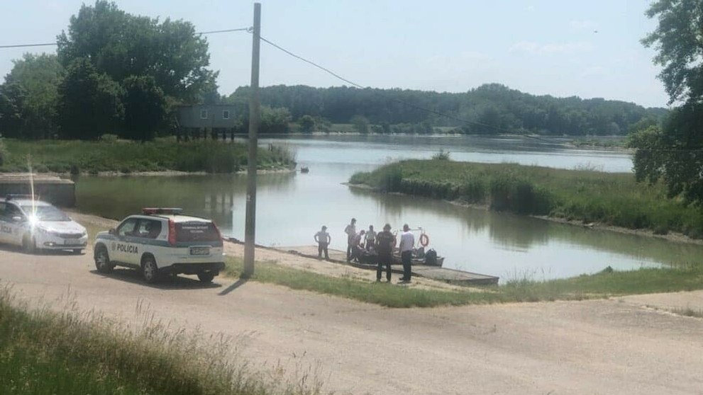 Telo chlapca priviezli do jedného z prístavov.