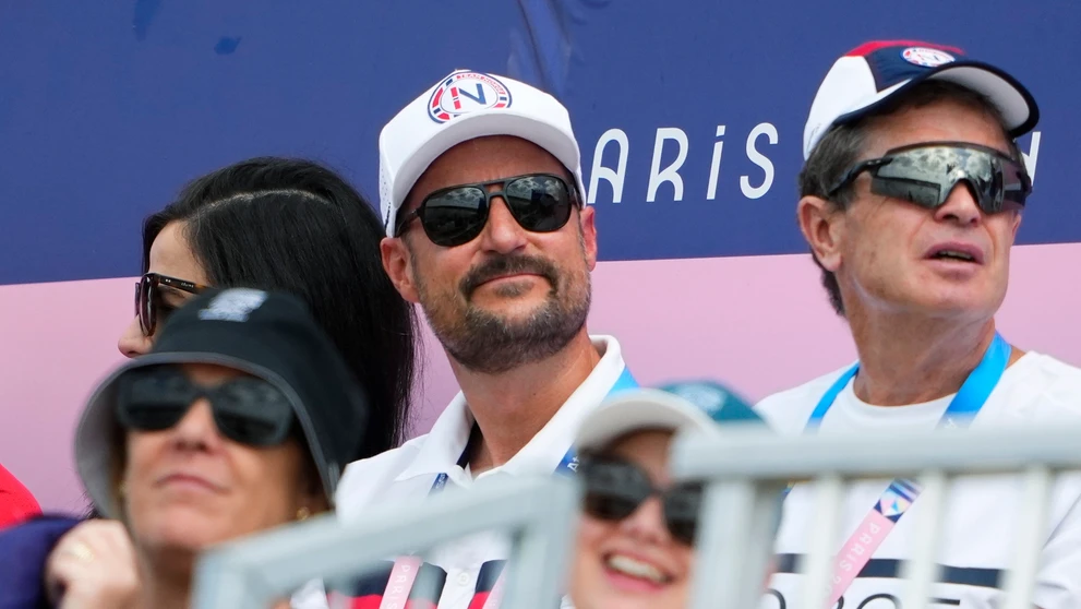 Nórsky korunný princ Haakon (uprostred) sleduje súťaže v rýchlostnej kanoistike na Letných olympijských hrách 2024.