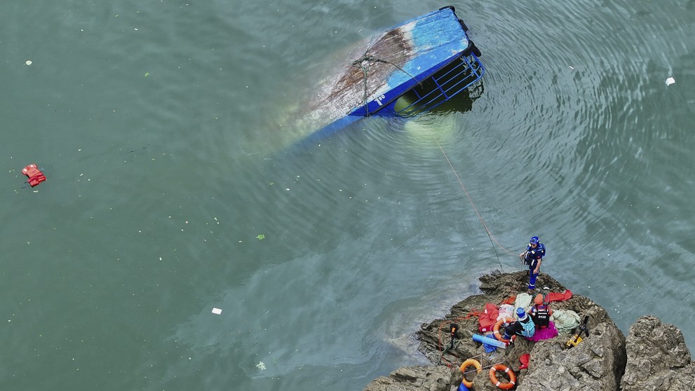 V Číne sa prevrátili lode s turistami