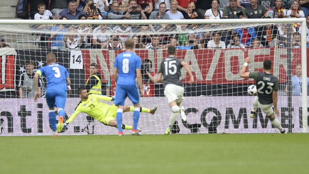 Nemecký reprezentant Mario Gomez strieľa úvodný gól Matúšovi Kozáčika z pokutového kopu v prípravnom zápase na EURO 2016.