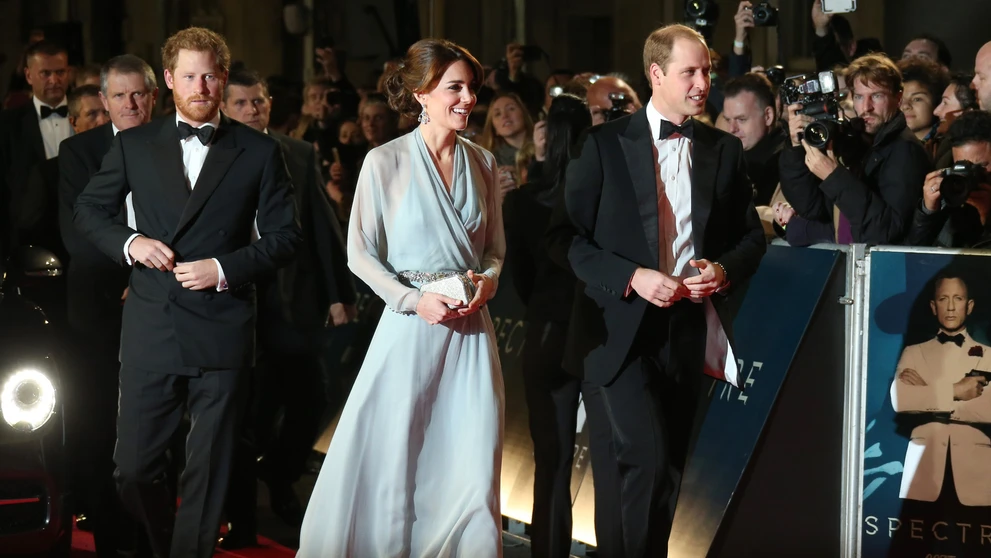 Na snímke sprava britský princ William, jeho manželka Kate a princ Harry.