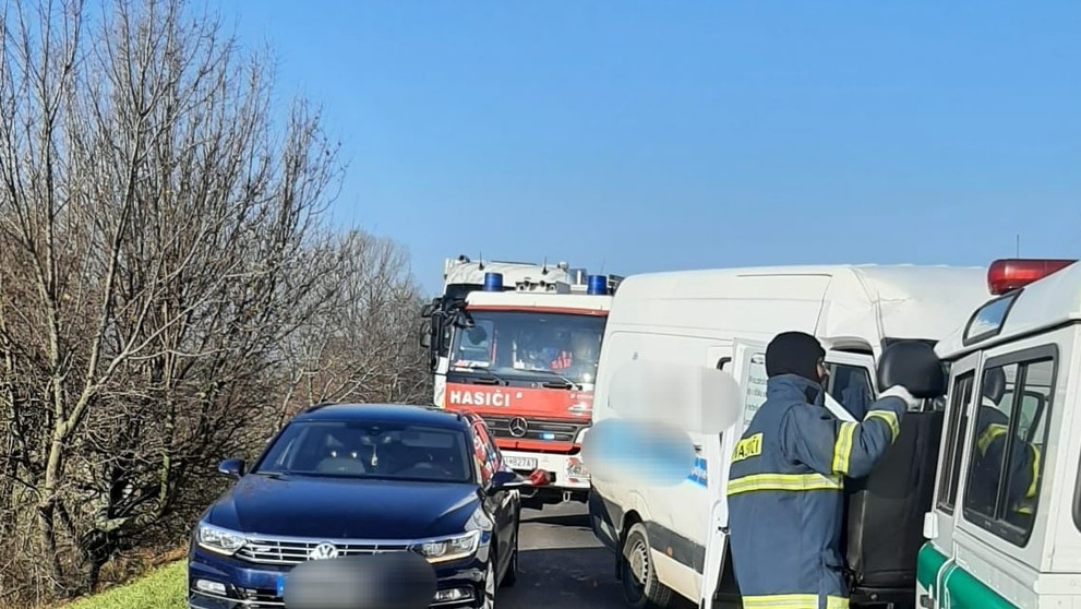 Pri nehode sa zranili dvaja policajti a dvaja civilisti. 