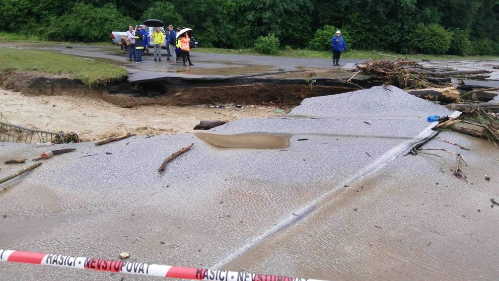 Poškodený most pri Bardejovskej Novej Vsi.