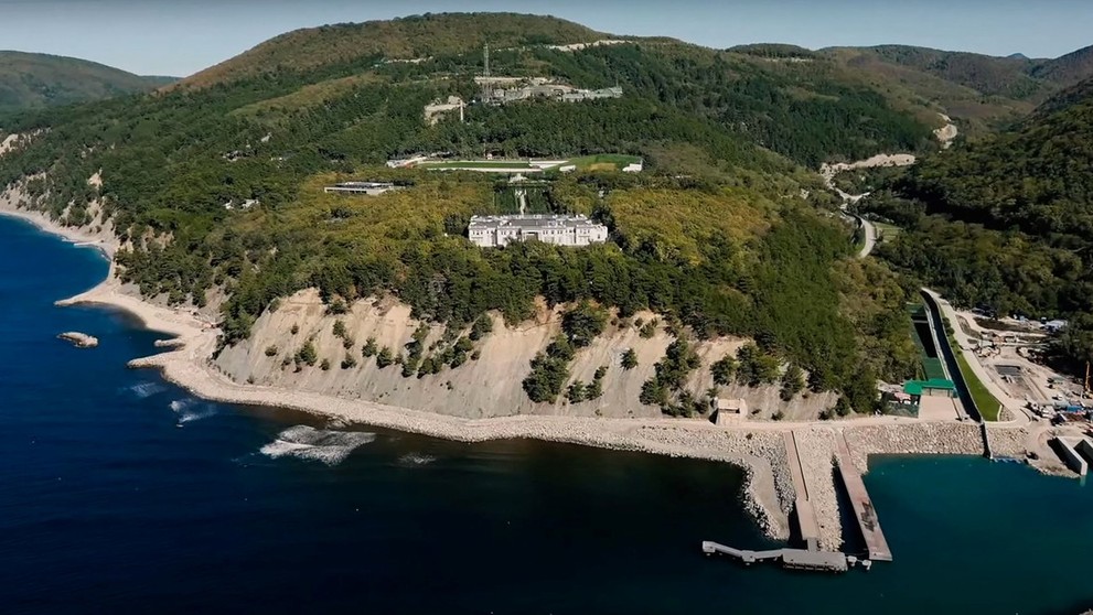 Putinov palác na brehu Čierneho mora.