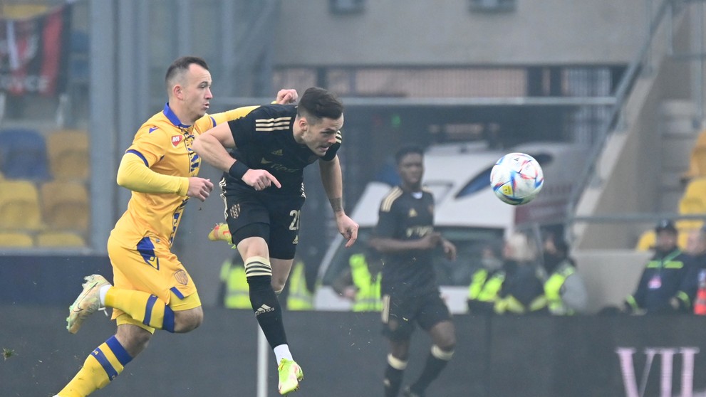 Sprava hráč Trnavy Martin Bukata a hráč DAC Miroslav Káčer bojujú o loptu v 17. kole Fortuna ligy.