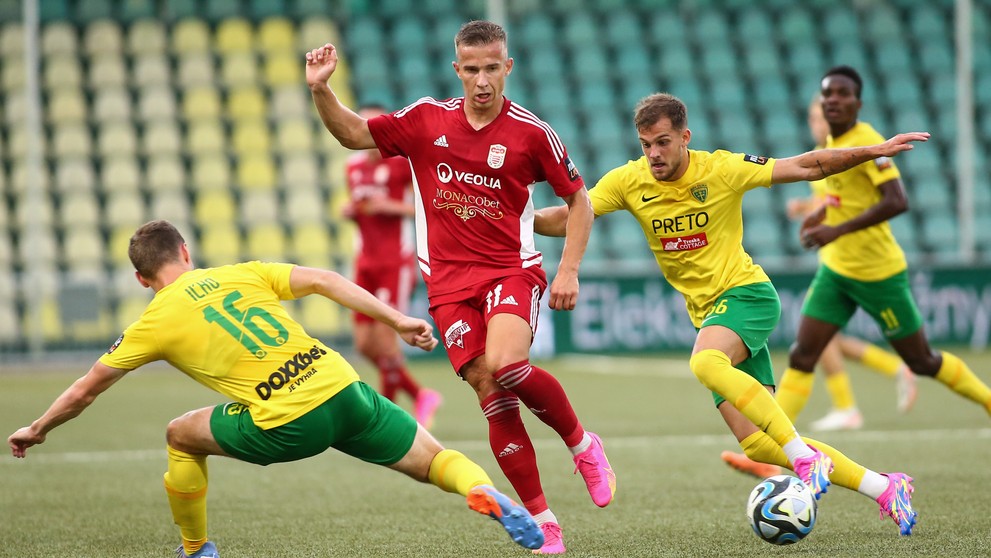 Zľava v súboji o loptu Patrik Iľko (Žilina), Martin Rymarenko (Banská Bystrica) a Matúš Rusnák (Žilina) v zápase 7. kola Niké ligy.