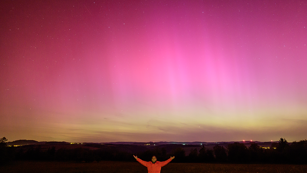Polárna žiara i takzvaný aurorálny anjel nad obcou Záhořice.