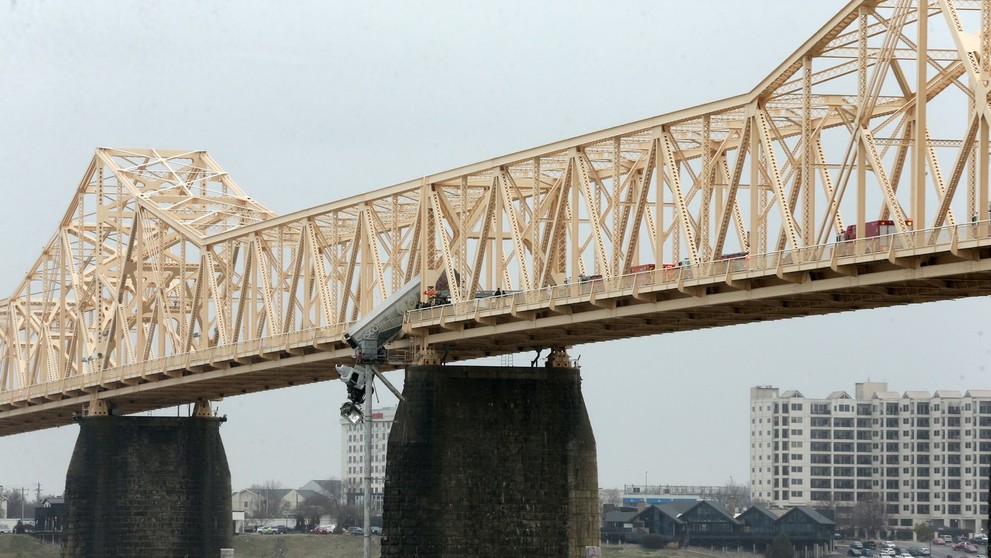 Kamión zostal po zrážke visieť z mosta.