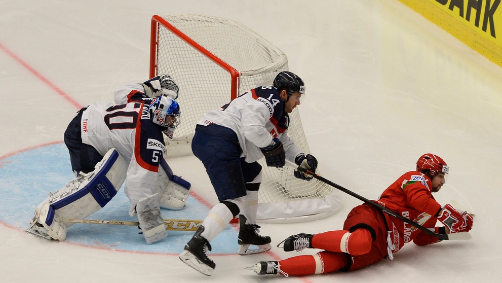 Alexander Kitarov sa snažil prekvapiť brankára Jána Laca. Situáciu vyriešil Andrej Meszároš.