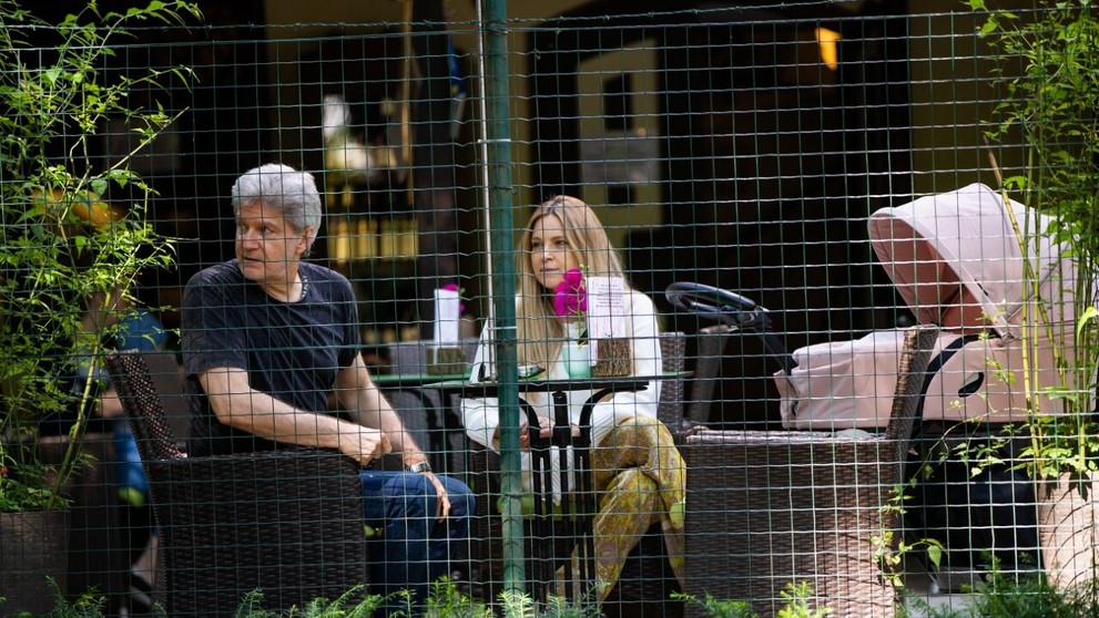 Erika s manželom Števom a dcérkou Ellou na prvej prechádzke