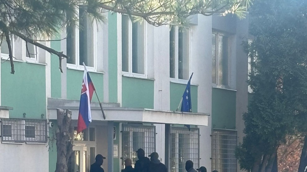 Obvinený policajt v putách.