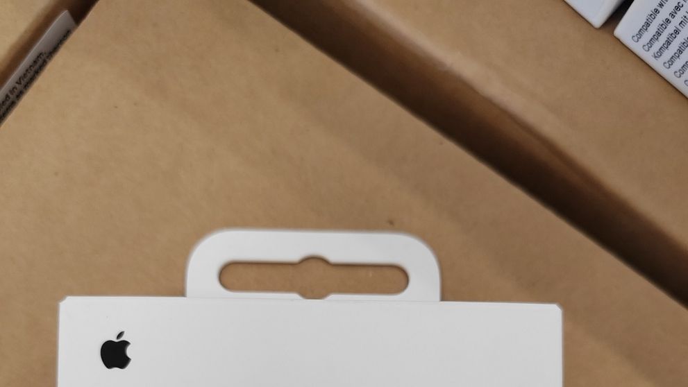 Finančná spáva SR zaistila vyše 15-tisíc falzifikátov príslušenstva Apple