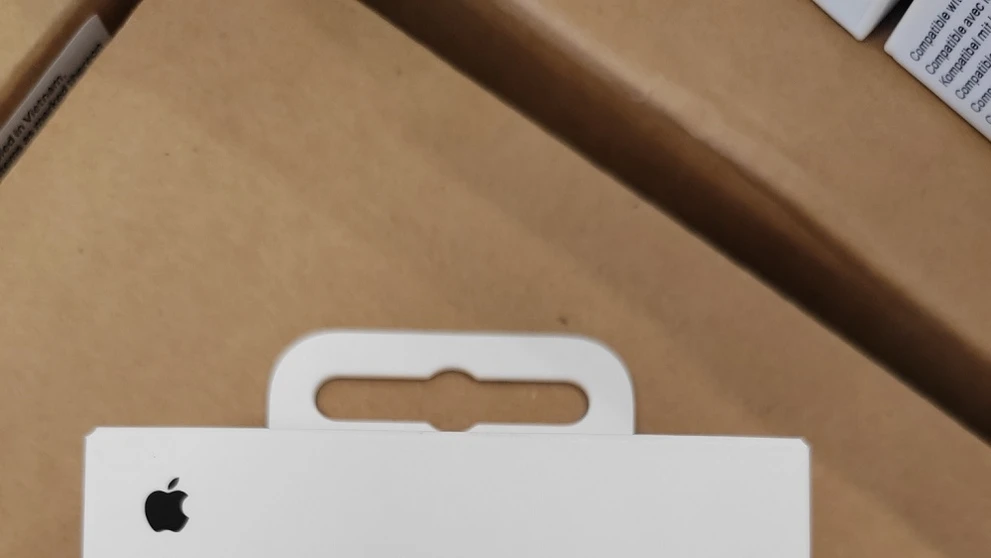 Finančná spáva SR zaistila vyše 15-tisíc falzifikátov príslušenstva Apple