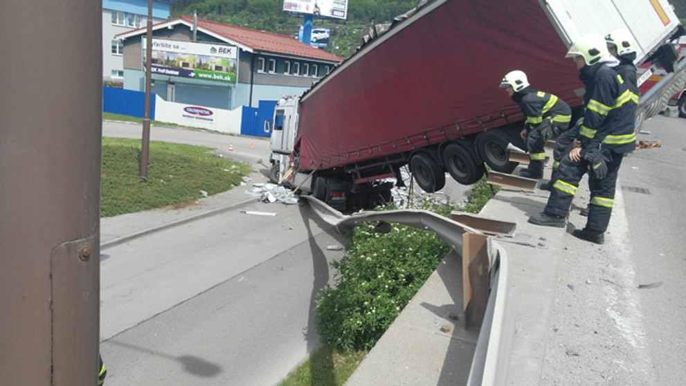 Na mieste zasahujú hasiči aj s ťažkou technikou.