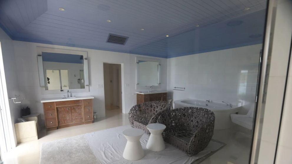 Demokrati z výboru pre dohľad v Snemovni reprezentantov zverejnili zábery z Epsteinovho súkromného karibského ostrova. Časti niektorých fotografií boli pred zverejnením začiernené.