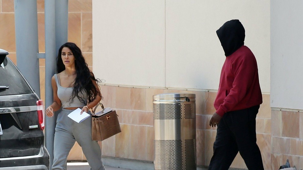 Kim Kardashian a Kanye West na odchode z nemocnice. 
