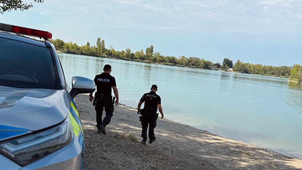 Polícia pátra po mužovi, ktorý sa na Zlatých pieskoch po skoku z paddleboardu do vody už nevynoril.
