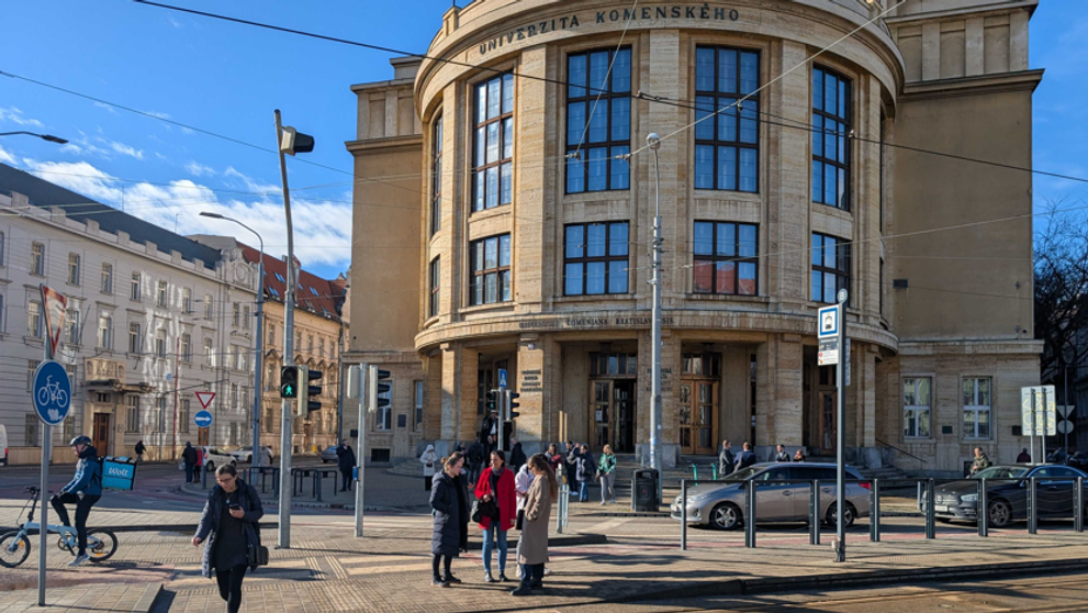 Univerzita Komenského v Bratislave.