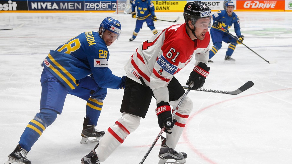 Švéd Johan Sundström (vľavo) a kanadský Mark Stone bojujú o puk vo štvrťfinále MS v Rusku.