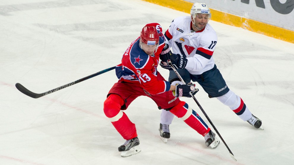 Ľubomír Višňovský (Slovan) a vľavo Roman Ľubimov (CSKA) počas druhého stretnutia 1. kola play off KHL.