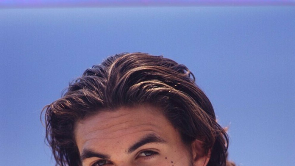 Jason Momoa ako dvadsiatnik v havajskej verzii Baywatch.