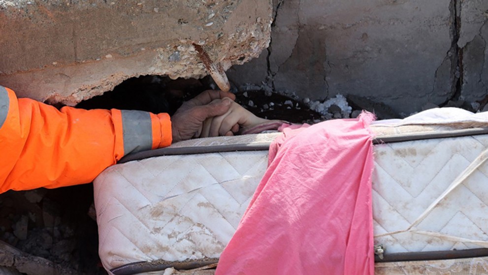 Srdcervúca fotografia otca, ktorý drží za ruku svoje mŕtve dieťa.