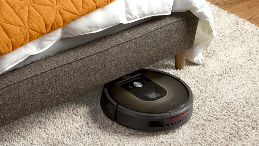 Roomba® 980 vie dobre povysávať aj pod posteľou.