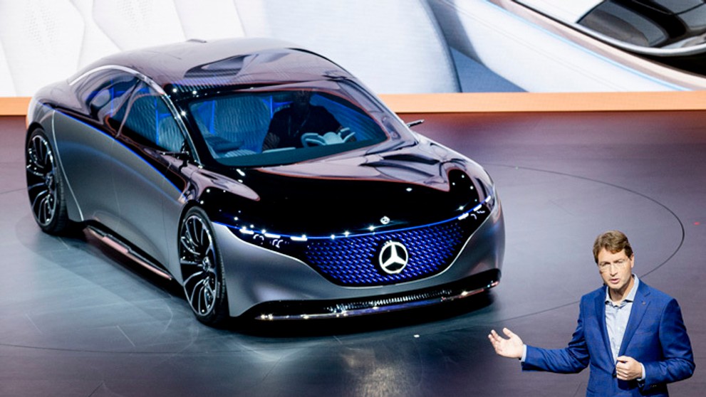 Koncept bezemisného elektrického SUV BMW Vision iNEXT predstavili na autosalone vo Frankfurte.