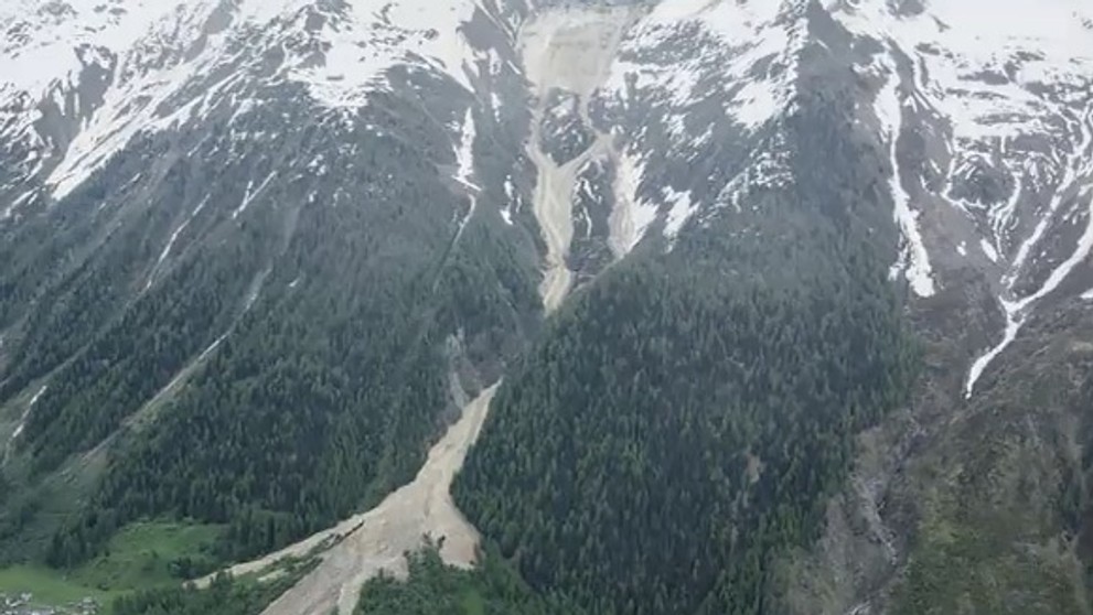 Veľká lavína so zmesou skál, snehu a vody v údolí vo švajčiarskom meste Wiler po tom, ako sa zosunul ľadovec Birch nad pohorím Blatten vo švajčiarskych Alpách.