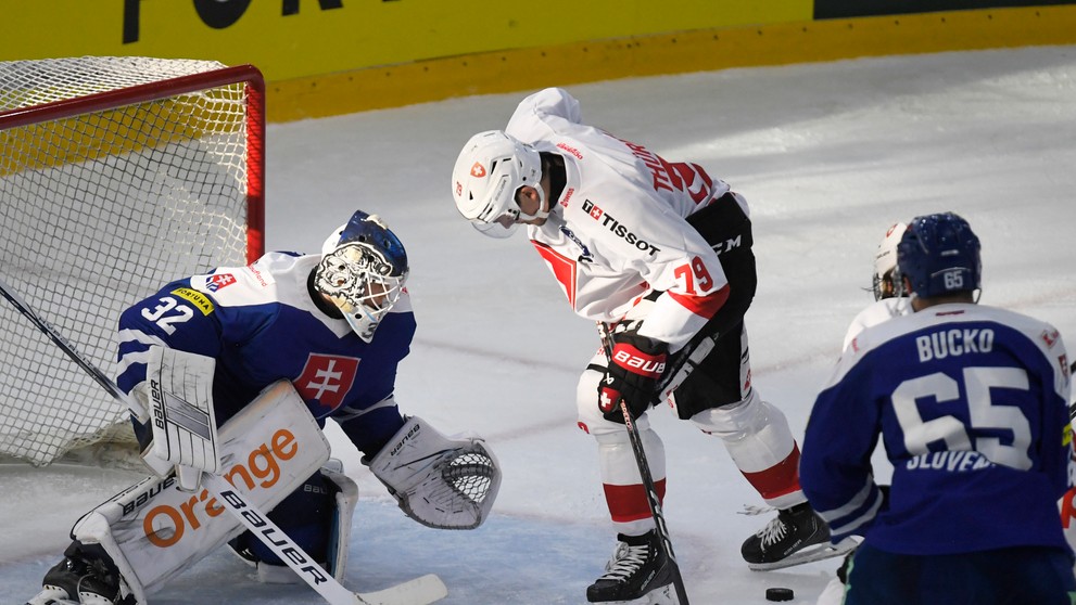 Na snímke zľava brankár Dávid Hrenák (Slovensko),  Calvin Thürkauf (Švajčiarsko) a Martin Bučko (Slovensko).
