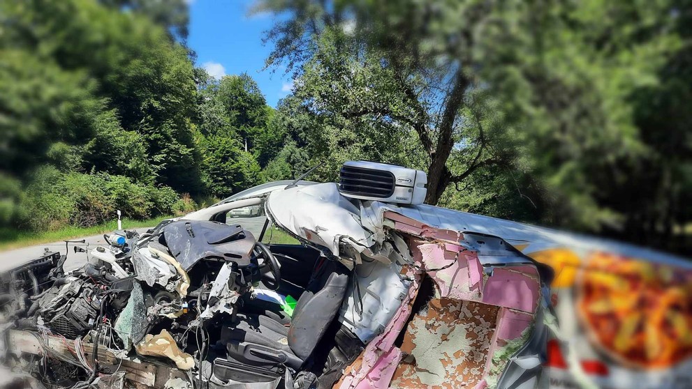 Vážne zraneného vodiča previezli do nemocnice.