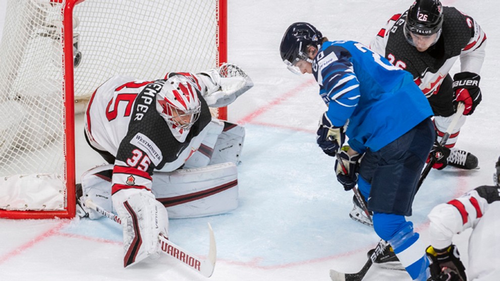Darcy Kuemper (Kanada), Niko Ojamäki (Fínsko) a Sean Walker (Kanada) vo finálovom zápase MS 2021 v Rige.