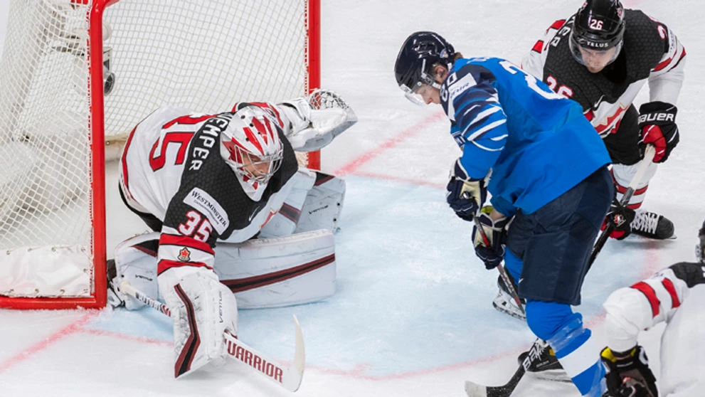 Darcy Kuemper (Kanada), Niko Ojamäki (Fínsko) a Sean Walker (Kanada) vo finálovom zápase MS 2021 v Rige.