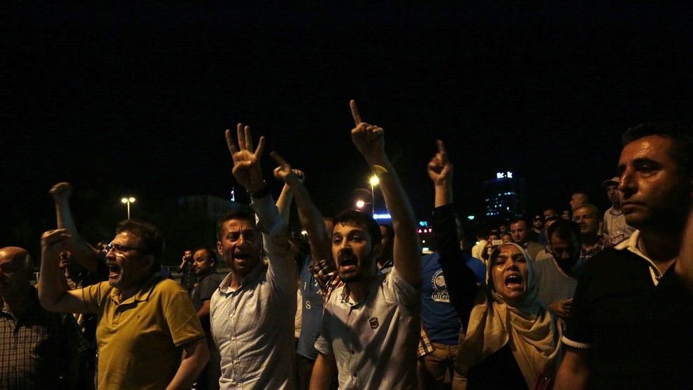 Proti prevratu vyšli do ulíc aj ľudia v Ankare.