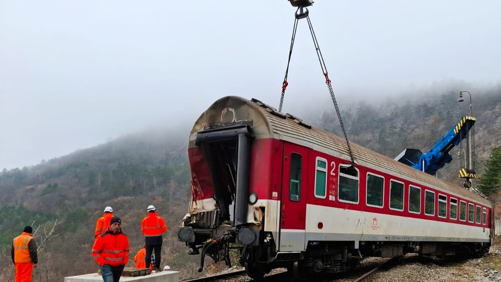 Pri Jablonove nad Turňou odstránili poškodený vozeň