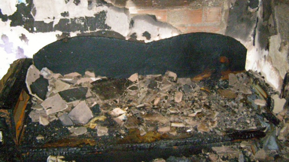 Zhorený gauč v činžiaku na Špačinskej ceste v Trnave.