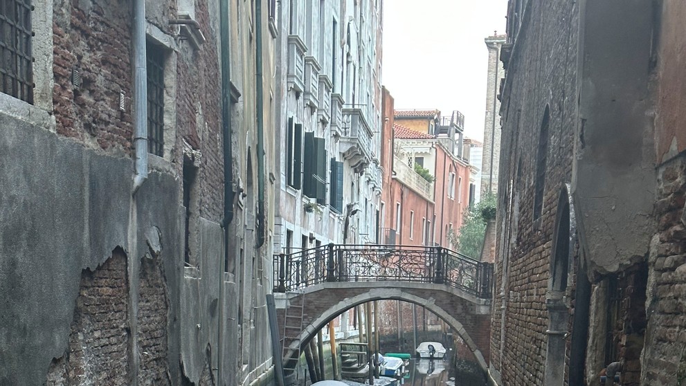 Nízka hladina vody v jednom z vodných kanálov v Benátkach v pondelok 20. februára 2023.