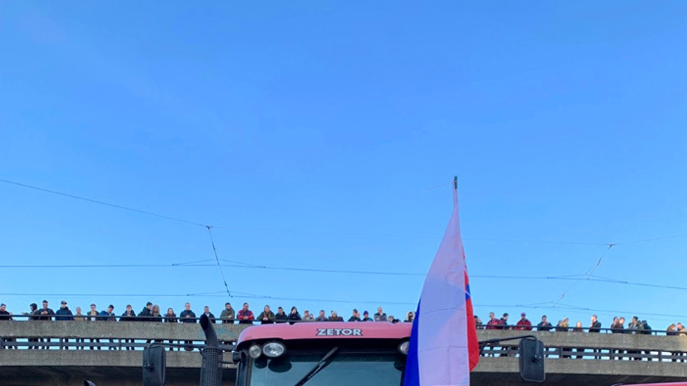 Na snímke tréner brankárov Ján Lašák v rozhovore s tretím brankárom Slovana Bratislava Michalom Vojvodom počas tréningu na zraze