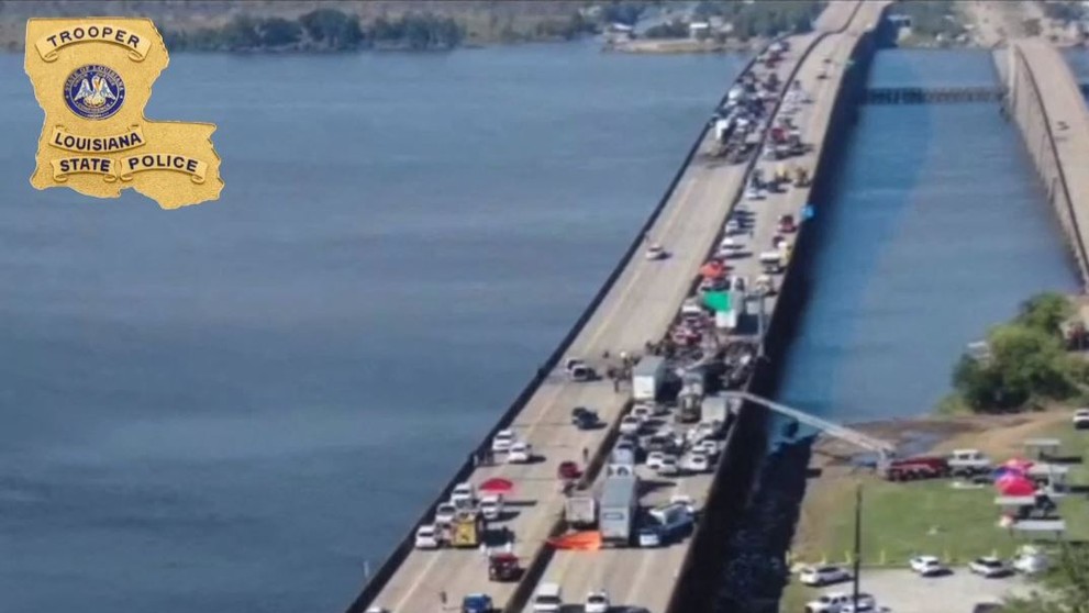 Spúšť na moste po hromadnej zrážke.