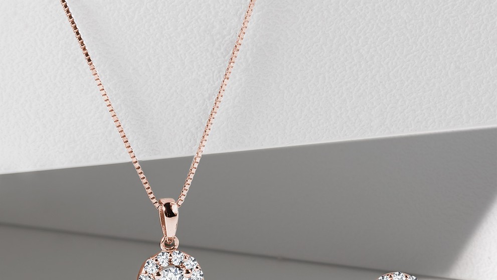 Náhrdelník a naušnice z ružového zlata s diamantmi.