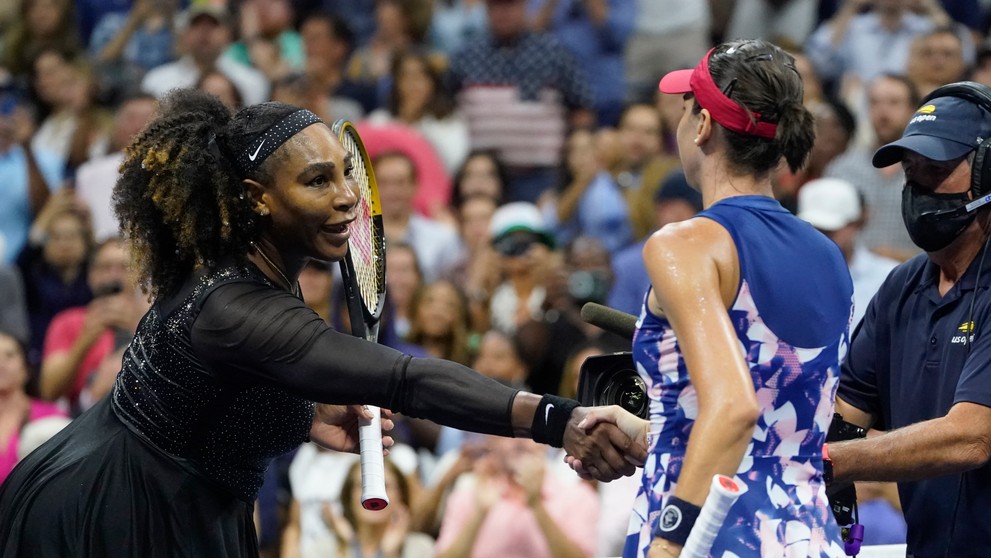 Serena Williamsová prehrala s Aljou Tomljanovičovou po trojhodinovej bitke 5:7, 7:6 (4) a 1:6.