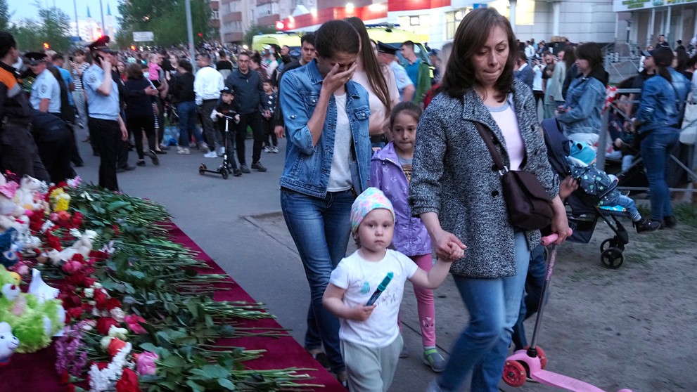 Ľudia vyjadrujú sústrasť po streľbe na škole v Kazani