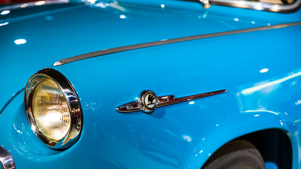 Škoda 1000 MB detail predného svetla.