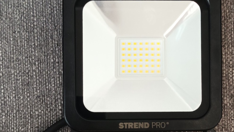 Nebezpečný LED reflektor.