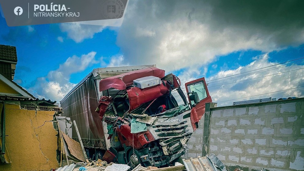 Nákladiak pri Nitre len o centimetre minul ľudí čakajúcich na zastávke