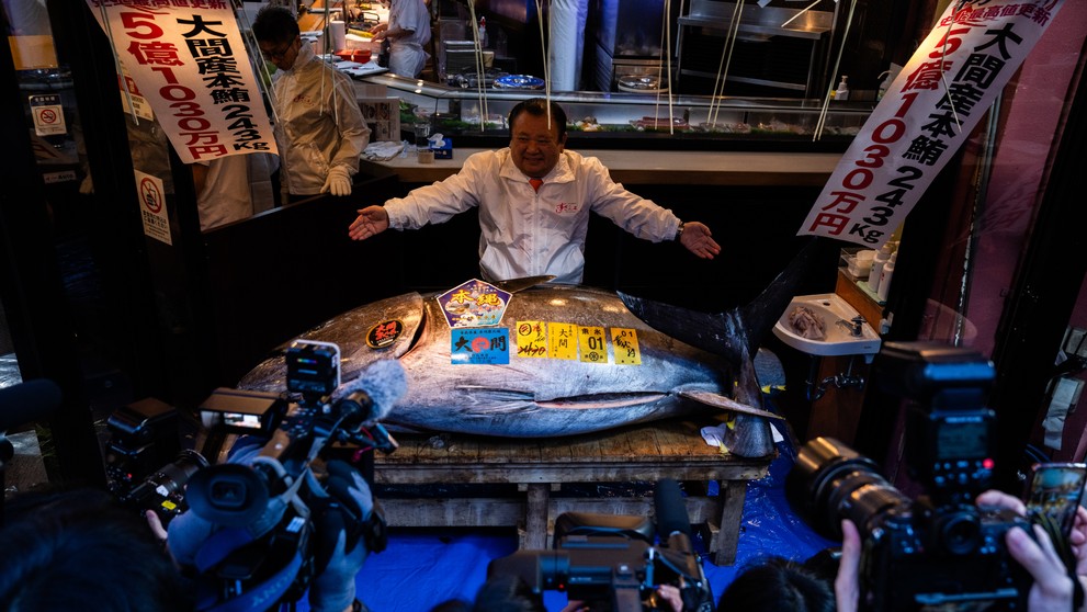 Kiyoshi Kimura, prezident spoločnosti Kiyomura Co., pózuje s tuniakom modroplutvým, ktorý získal najvyššiu ponuku na každoročnej novoročnej aukcii v Tokiu.