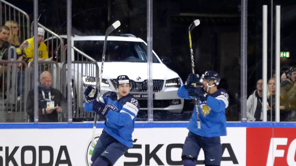 Fíni Jani Lajunen (vľavo) a Juhamatti Aaltonen sa tešia z gólu v semifinále MS 2017 proti Švédsku.