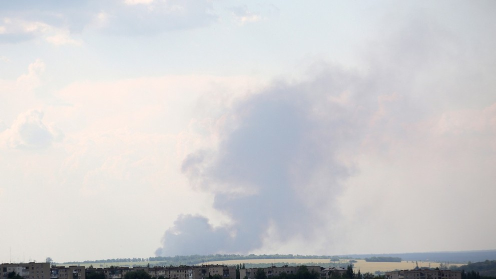 Na snímke z konca júna vidno dym po ostreľovaní ukrajinského mesta Lyman.