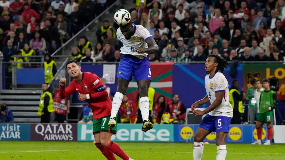 Dayot Upamecano hlavičkuje počas zápasu.