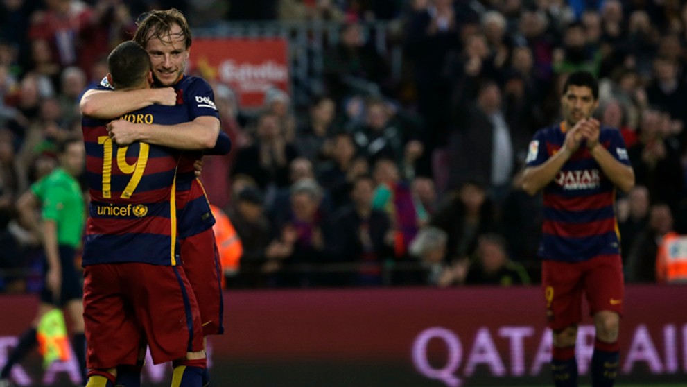 Ivan Rakitič (Barcelona) sa teší po strelení gólu do siete Deportivo Coruňa. 